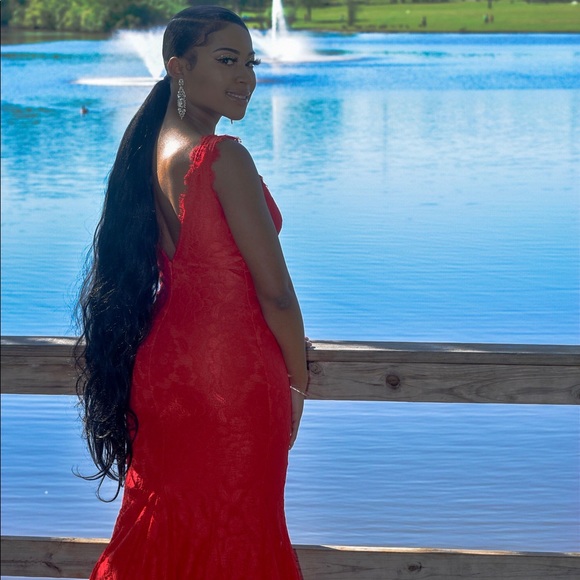 A prom dress - Picture 3 of 3